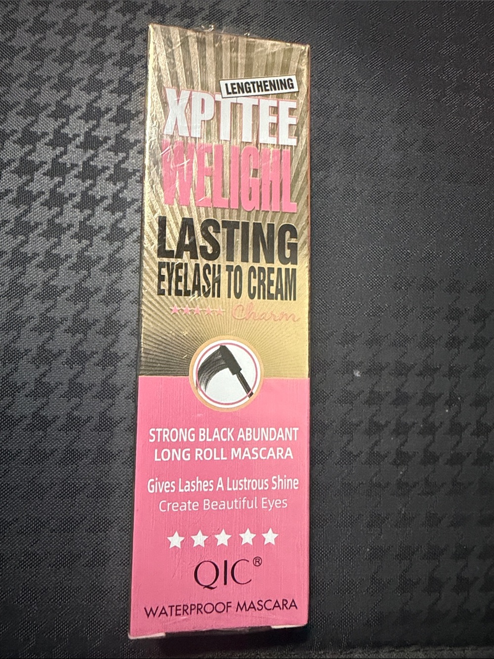 Qi Pink and Gold Lengthening Lash Cream Packaging